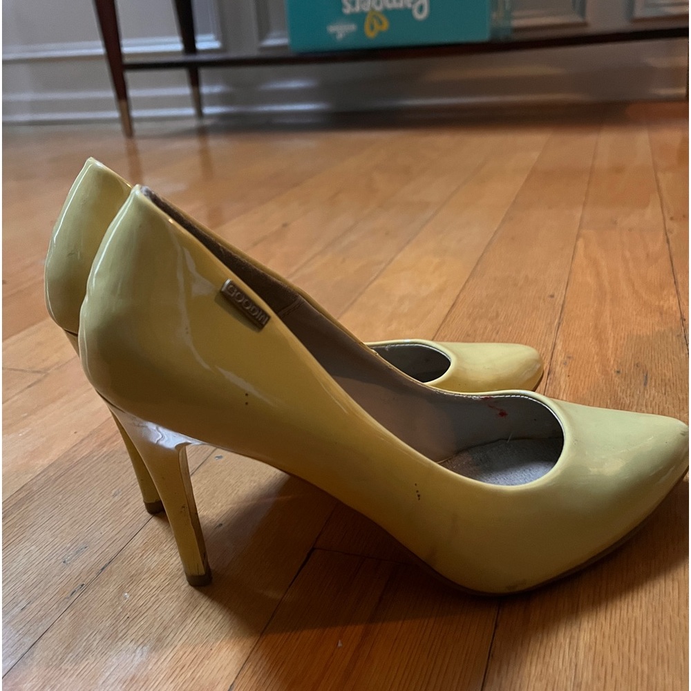 Sunshine yellow sleek heels